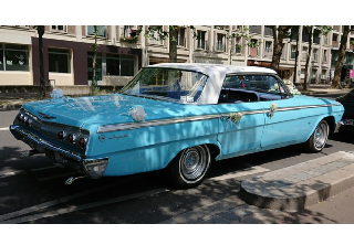 Chevrolet impala 1962 turquoise et toit blanc