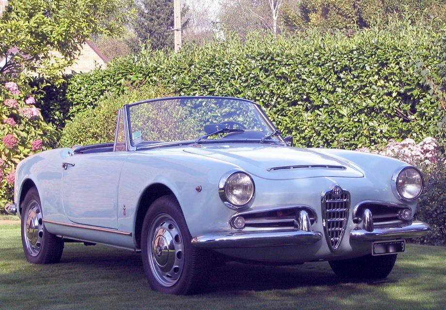Location Alfa Romeo Giulia spider 1964 Bleu ciel 1964 Bleu ciel Poulx