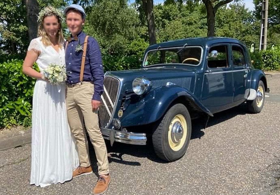 Citroën Traction 1952 bleu nuit avec caravane Eriba ivoire HO SAI 6108