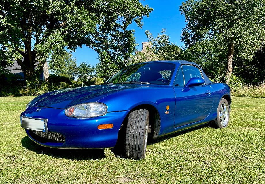 Mazda Miata cabriolet bleu coupé sur route pendant la journée photo