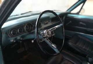 Location Ford Mustang 1965 Bleu lagon/ bandes racing