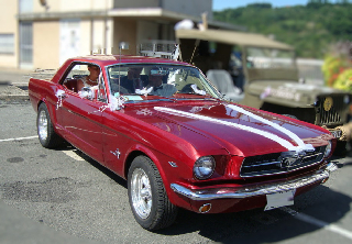 Location Ford MUSTANG 1965 ROUGE