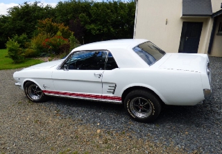 Location Ford Mustang 1966 blanche
