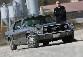 Location Ford Mustang 1967 Grise Toit noir