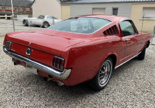 Location Ford Mustang fastback 1965 Rouge
