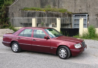 Mercedes Benz E320 1994 rouge almandine