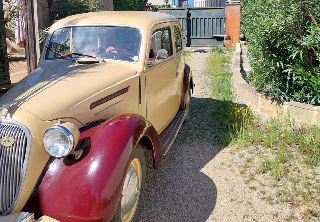 Simca Simca 8 1950 Ivoire et Bordeaux